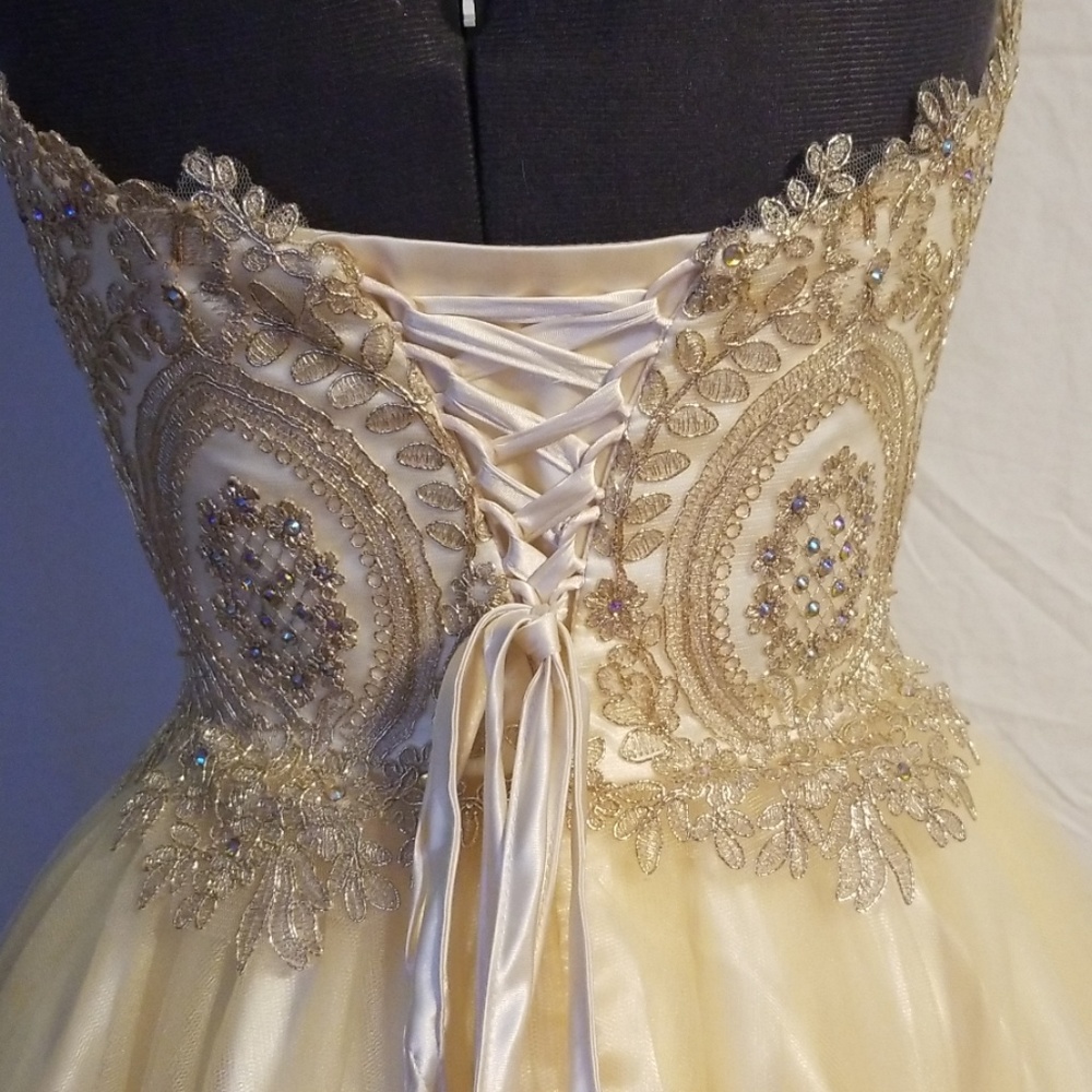 NWOT STAR BOX ELEGANT DRESS - Picture 6 of 7